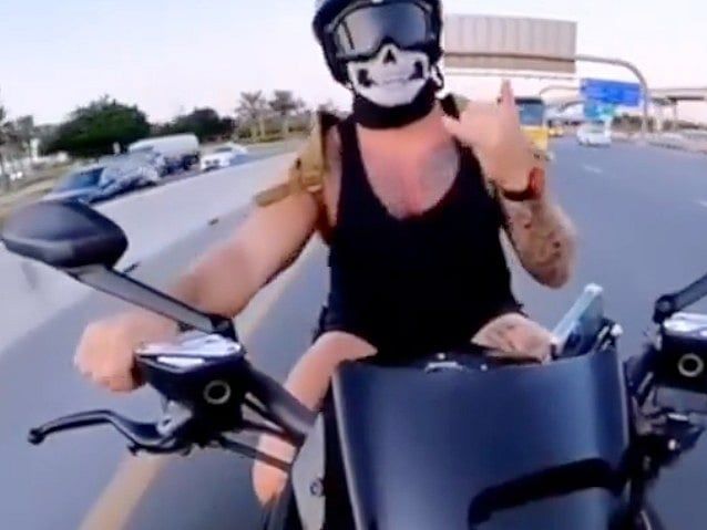 İzleyin: Dubai'de Yüksek Hızlarda Tehlikeli Gösteriler Yaptığı için Motosiklet Sürücüsü Tutuklandı