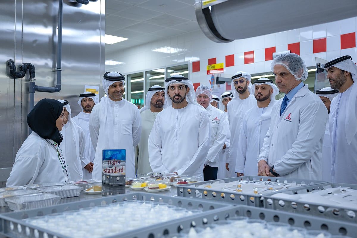 İzleyin: Şeyh Hamdan, 250.000'den Fazla Yemek Üreten Emirates Catering Tesisini Geziyor