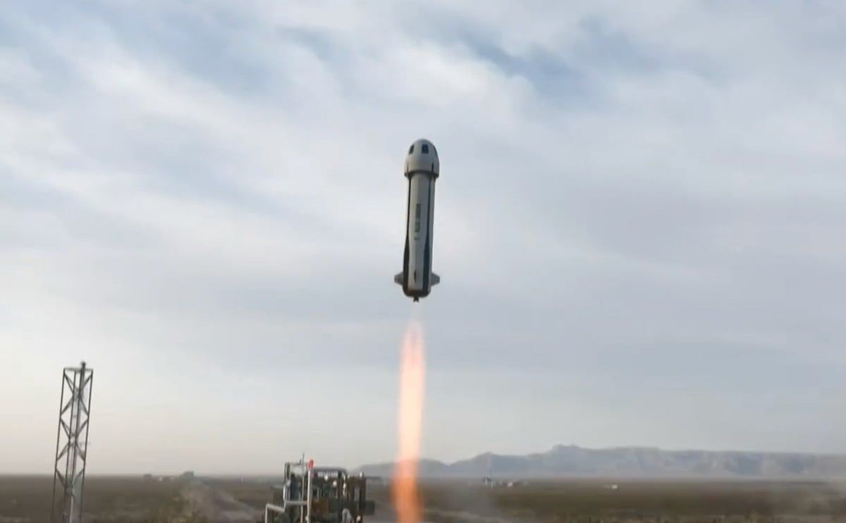 Katy Perry, Tüm Kadın Mürettebatın Bir Parçası olarak Edge Of Space'e Kısa Bir Yolculuktan Sonra Dünya'ya Geri Döndü