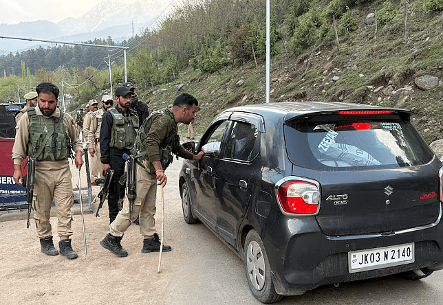 Keşmir'de Terör Saldırısı 26Kişiyi Öldürürken Hindistan Silahlı Adam Avlıyor; Modi Suudi Ziyaretini Kısalttı