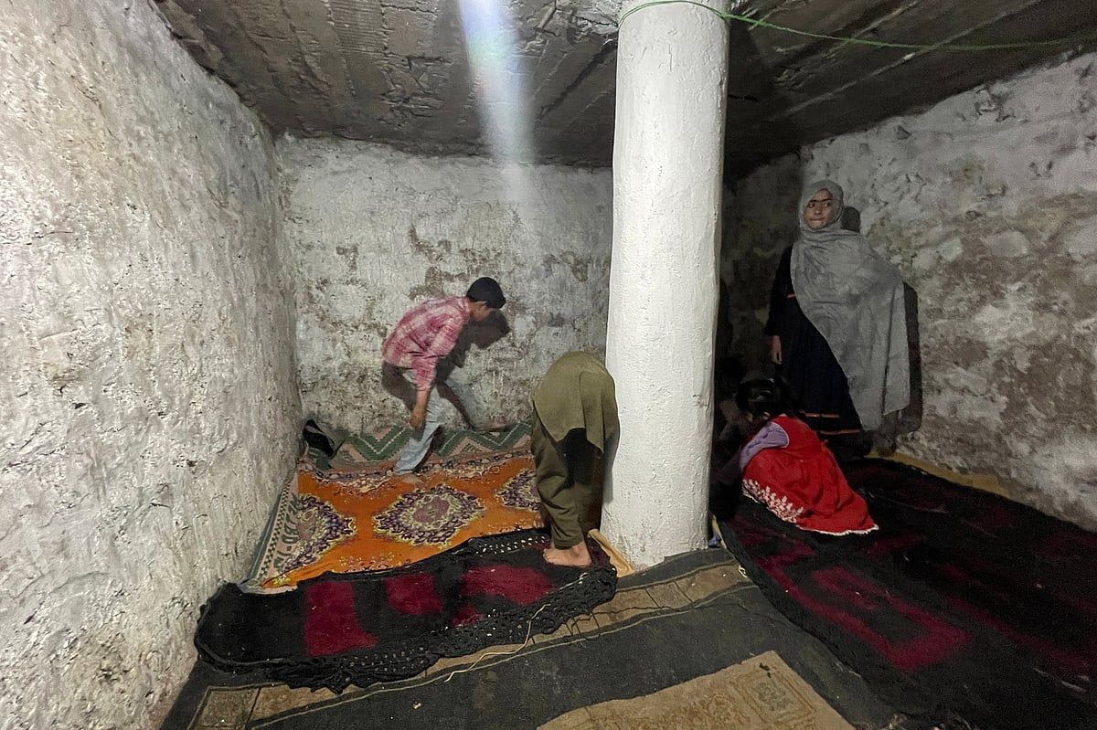 Keşmirliler, Hindistan-Pakistan Çapraz Ateşini Öngören Sığınakları Güçlendiriyor