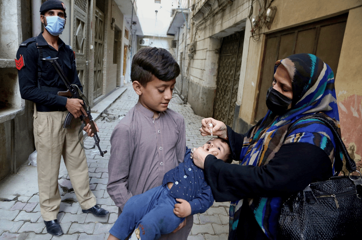 Pakistan: Silahlı Kişiler Çocuk Felci Aşılarını Koruyan iki Polisi Öldürdü