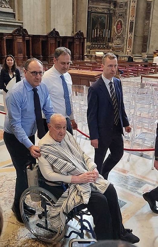 Papa, Aziz Petrus'a Sürpriz Ziyarette Papalık Kıyafeti Değil Siyah Pantolon Giyiyor