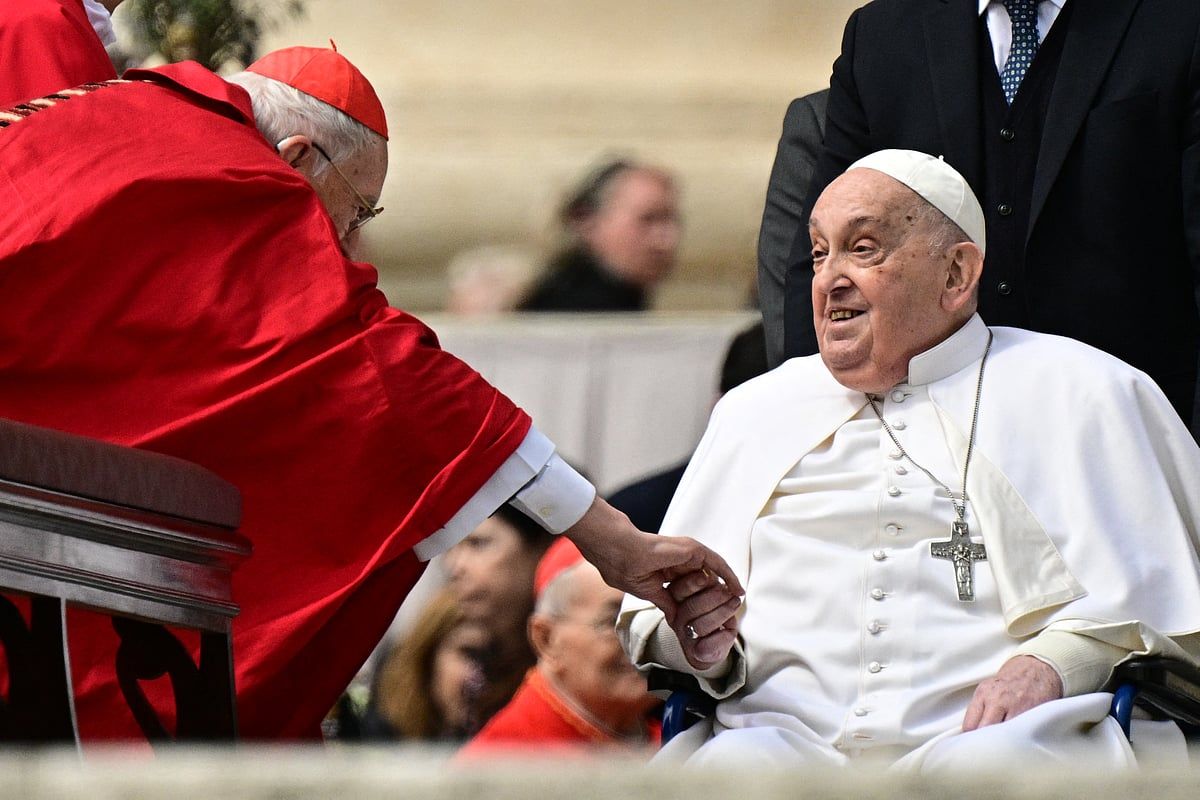 Papa Francis'i Kurtarmak Vatikan Meydanı'ndaki Kalabalığı Sevindirdi
