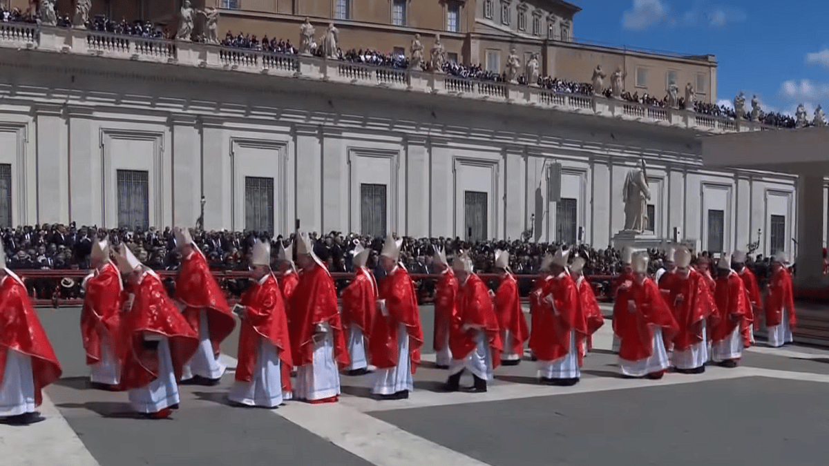 Papa Francis'in Cenazesi: Dini Liderler Alayı Başlatırken Tabut Aziz Petrus Bazilikası'na Götürüldü