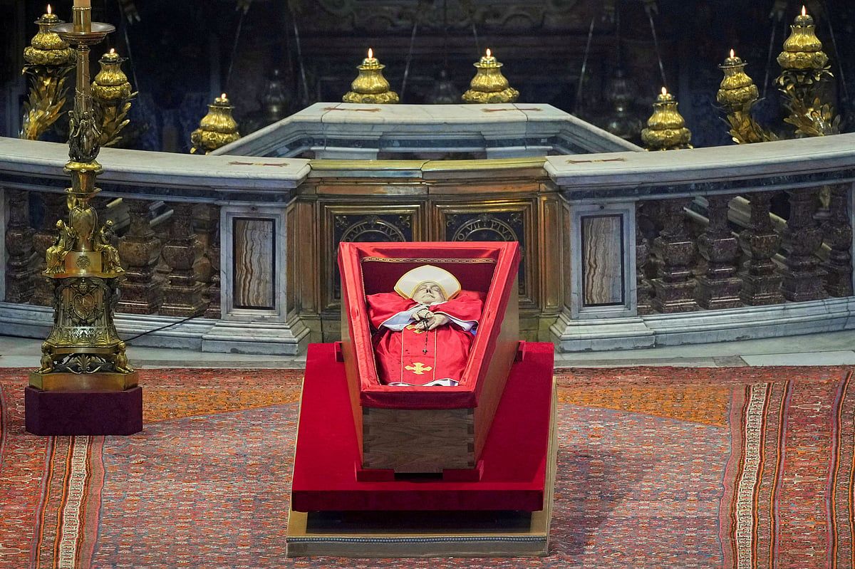 Papa Francis'in Cesedi, İnananların Cenaze Töreni Öncesinde Saygı Göstermeleri için Aziz Petrus'a Götürüldü