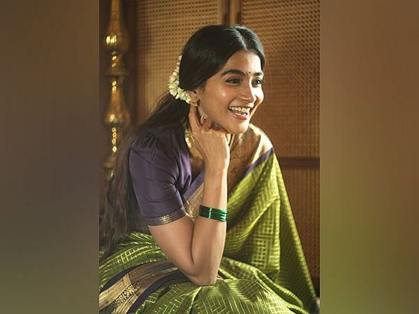 Pooja Hegde, 70 Yaşında Bir Saree Giyerken Büyükannesini Hatırlıyor