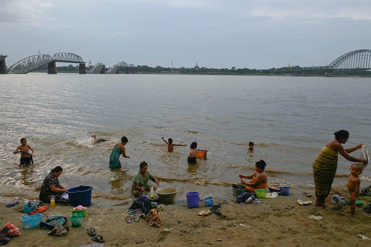Sağanak, Myanmar'daki Ölümcül Depremden Kurtulan Evsizleri Sırılsıklam Etti
