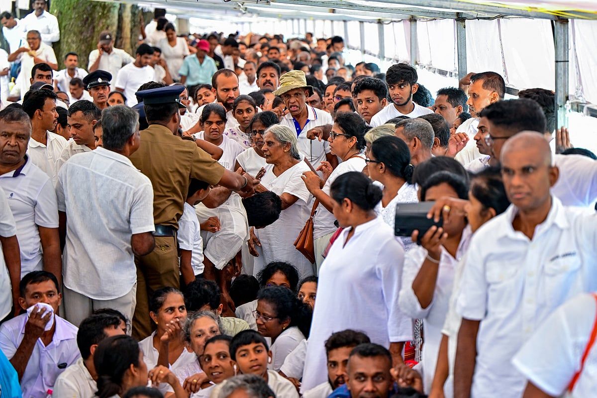 Sri Lanka Budistleri Kutsal Dişi Görmek için Şehri Eziyor