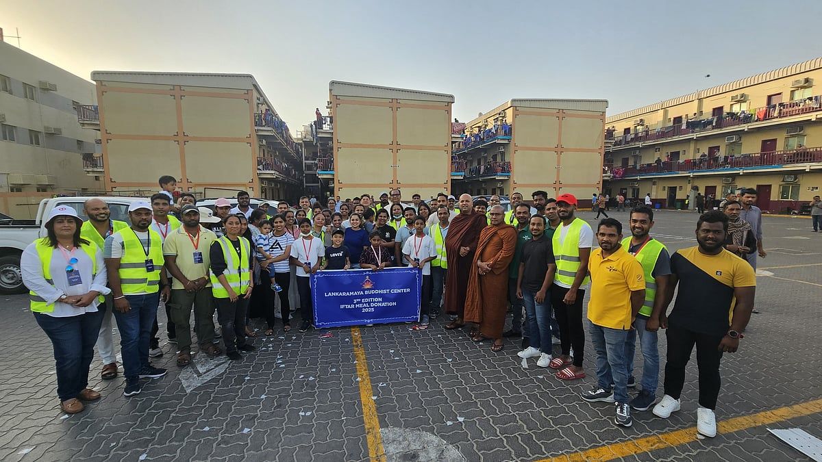 Sri Lankalı Budistler işçilere iftar Yemeği Sunuyor