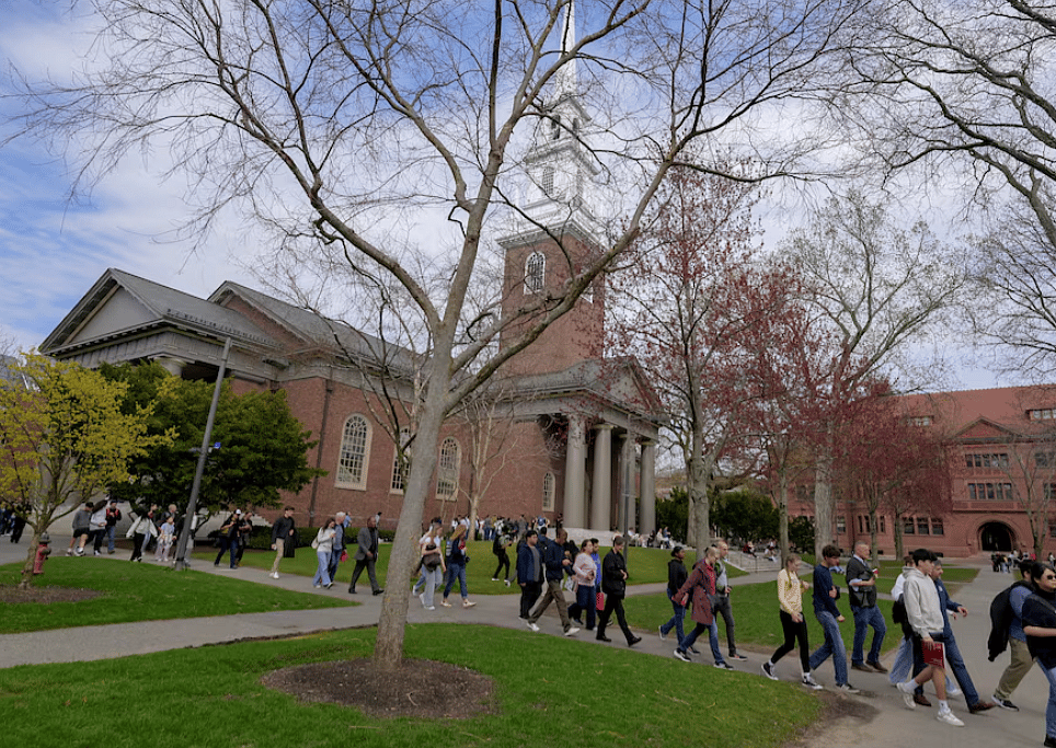 Trump Yönetimi, Harvard'ın Yabancı Öğrenci Kaydetme Yeteneğini Kaybedebileceğini Söyledi