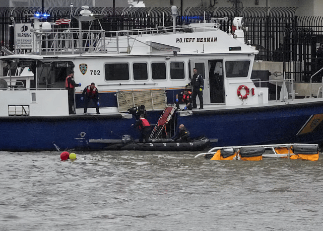 Turist Helikopteri New York'un Hudson Nehri'ne Düştü ve Gemideki 6 kişinin Hepsini Öldürdü