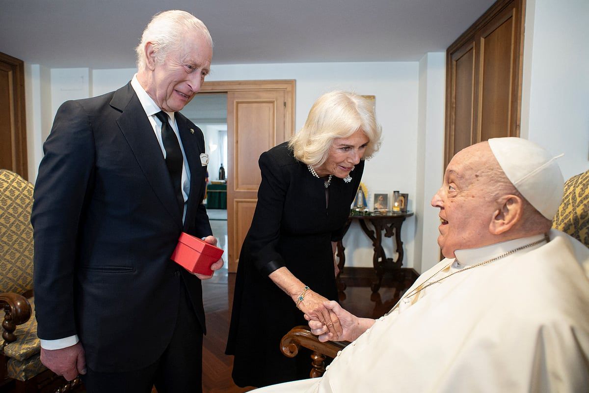 Vatikan, Charles ve Camilla'nın Papa ile Buluşmasının Görüntüsünü Yayınladı