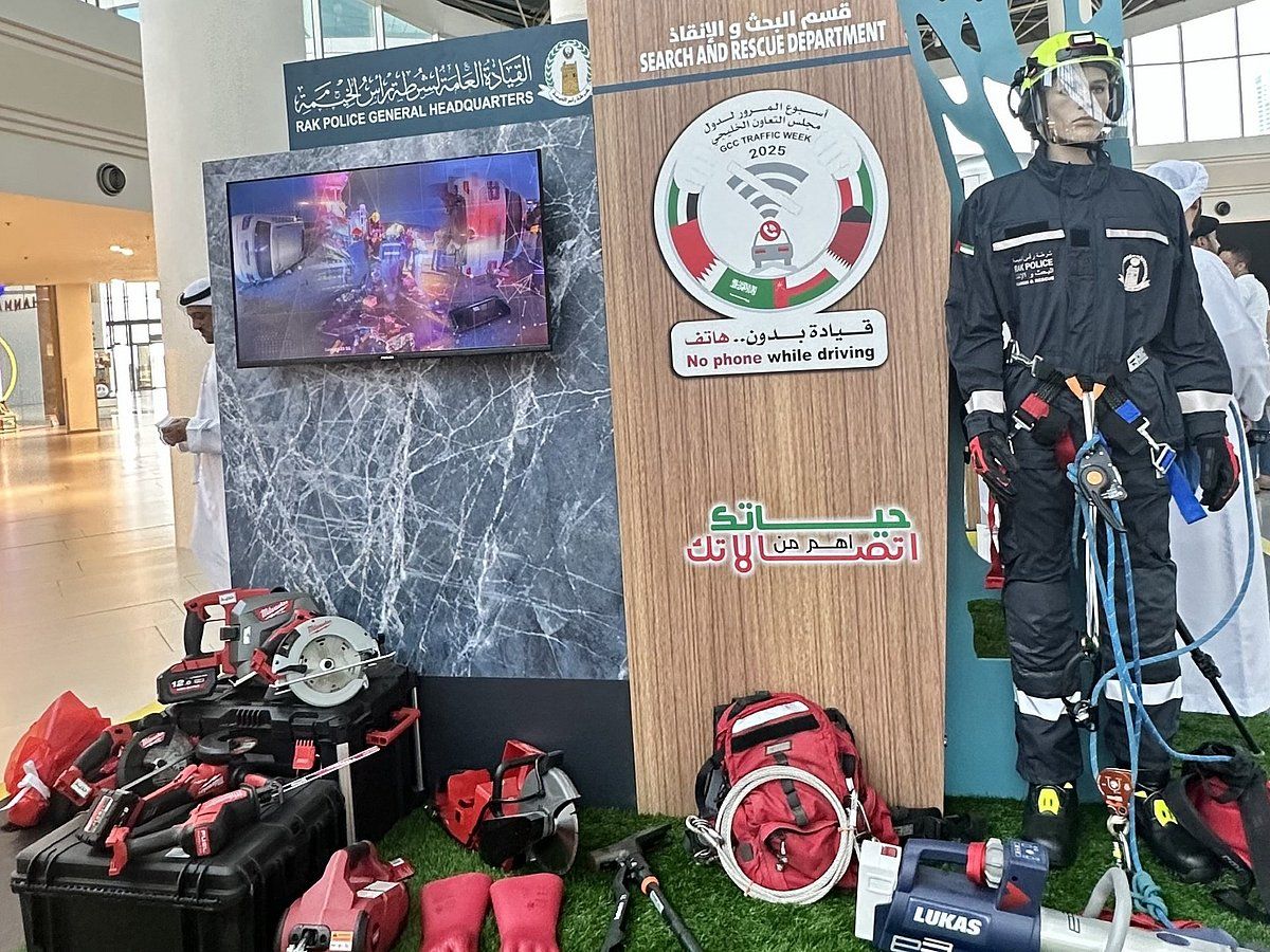 'Yüzme Becerileri Yeterli Değil': Rak Polis Memuru Su Sporları Meraklılarını Can Yeleği Giymeye Çağırıyor