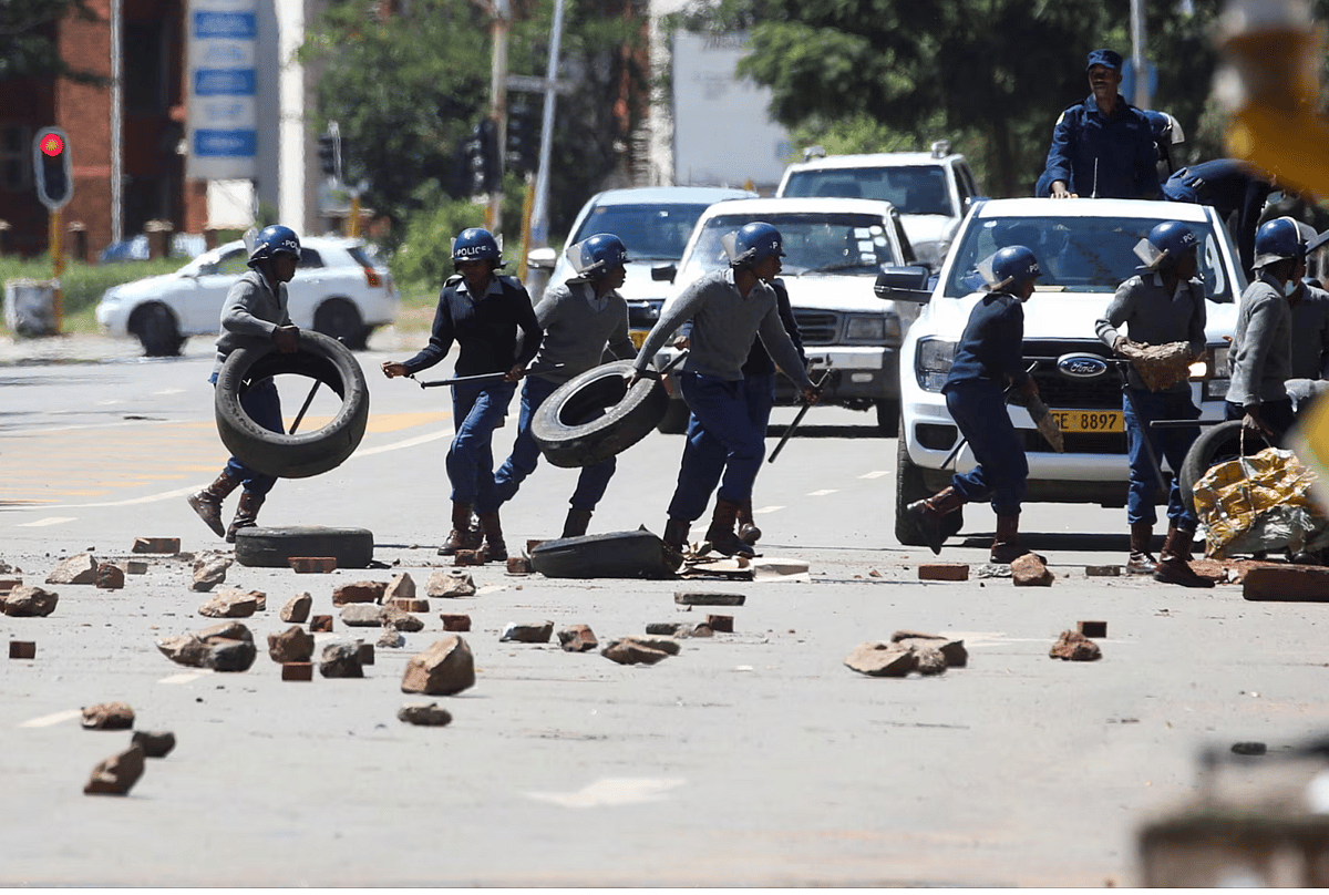 Zimbabve'de Hükümet Karşıtı Protestolar Sırasında 'Polise Taş Attığı için' 95 Kişi Tutuklandı