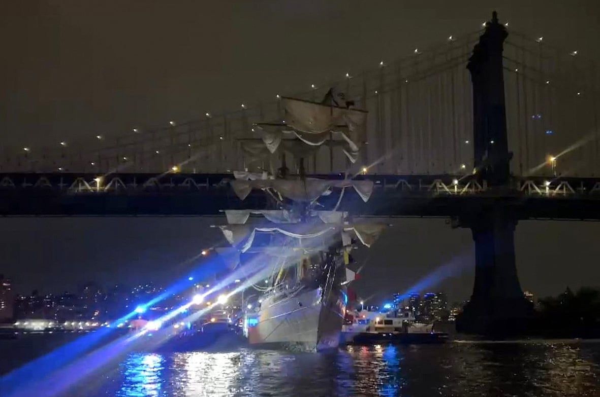 Abd: Gemi New York'un Brooklyn Köprüsü'ne Çarptı; Birkaç Yaralı