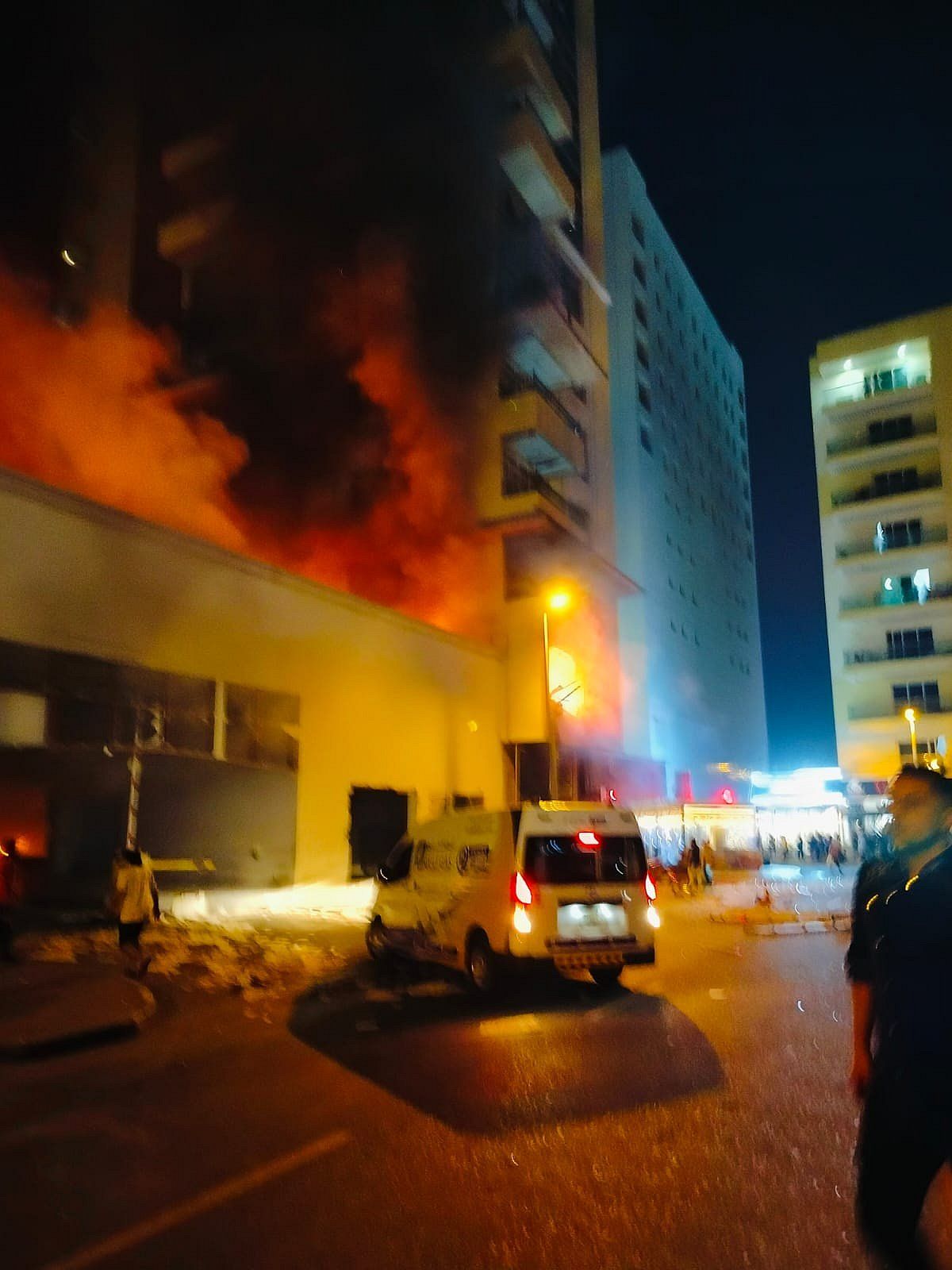 Al Barsha Yangını: Sakinler Binayı Tahliye Ediyor, Yangından Sonra Arkadaşlarıyla Kalıyor