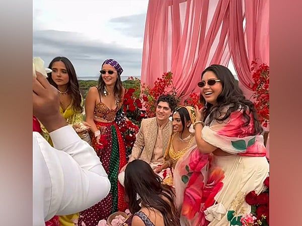 Alia Bhatt'ın Füzyon Lehenga'sının Arkadaşının Düğününe Bakışı Viral Oluyor