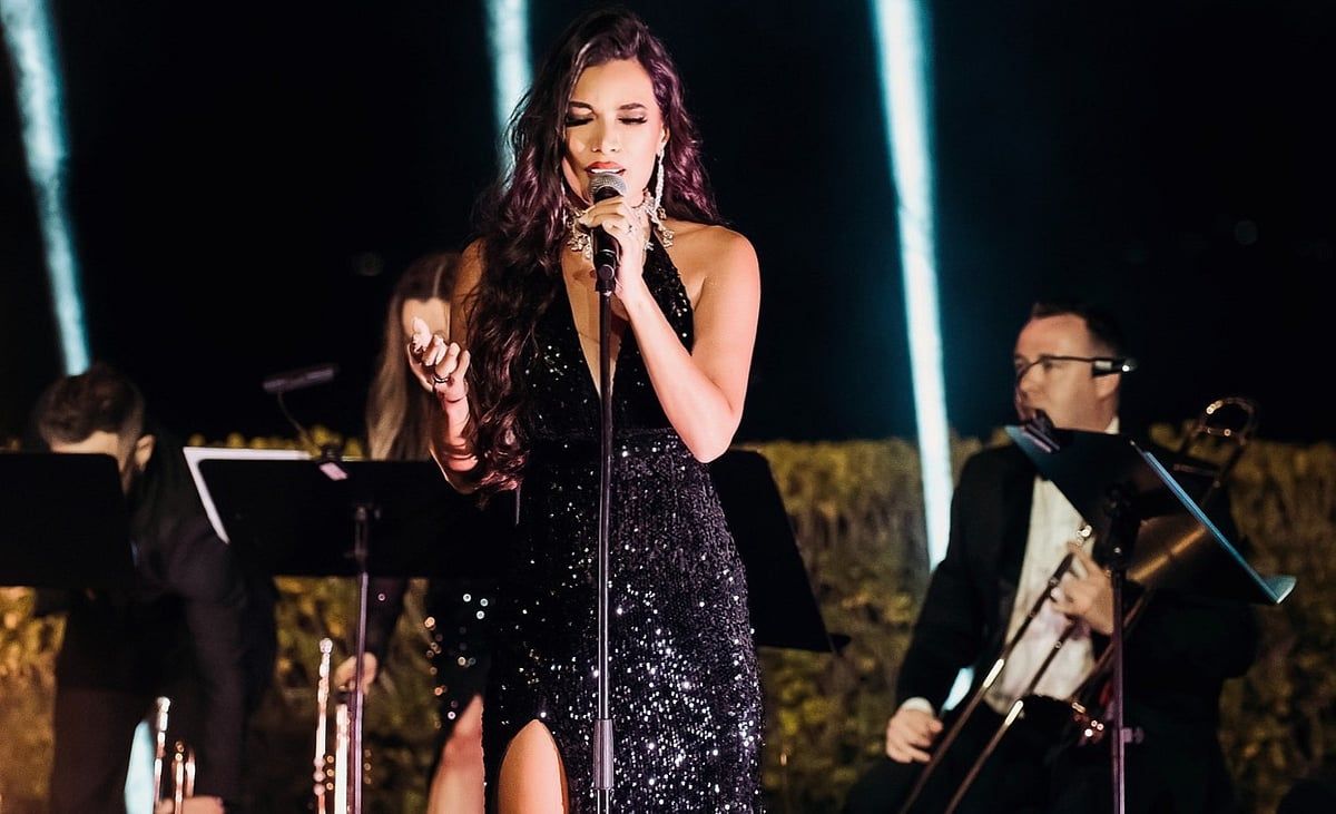 BAE Koşuşturması: Bir Model ve Emlak Kralı olarak Ödüllü Müzisyen Clarita De Quiroz ay ışığı
