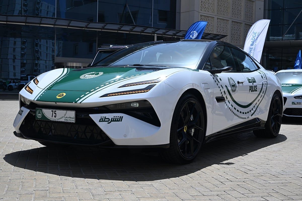 Bakın: Dubai Polisi Devriye Filosuna Yeni Lüks Araba Ekledi