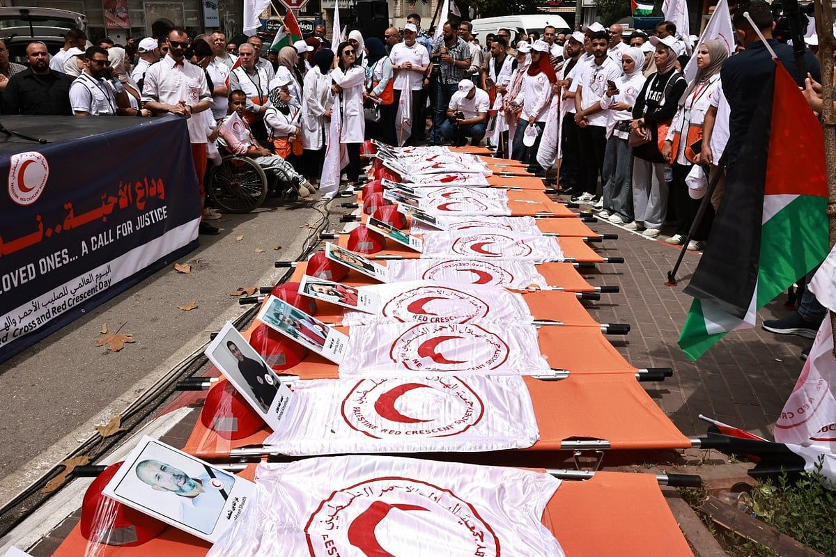 Batı Şeria'da Filistinli Sağlık Görevlilerinin Öldürülmesine Karşı Yüzlerce Kişi Yürüdü