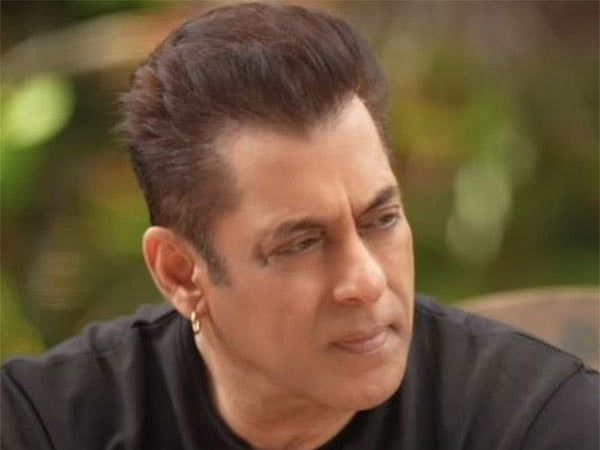 Bollywood Yıldızı Salman Khan'ın Bombay'daki Evine İzinsiz Girdiği için Tutuklanan Kadın