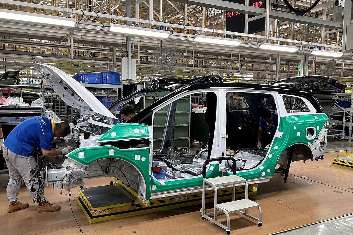 Çin'in Fabrika Çıkışı Tarife Etkisine Direniyor, Perakende Satışlar Hayal Kırıklığına Uğruyor