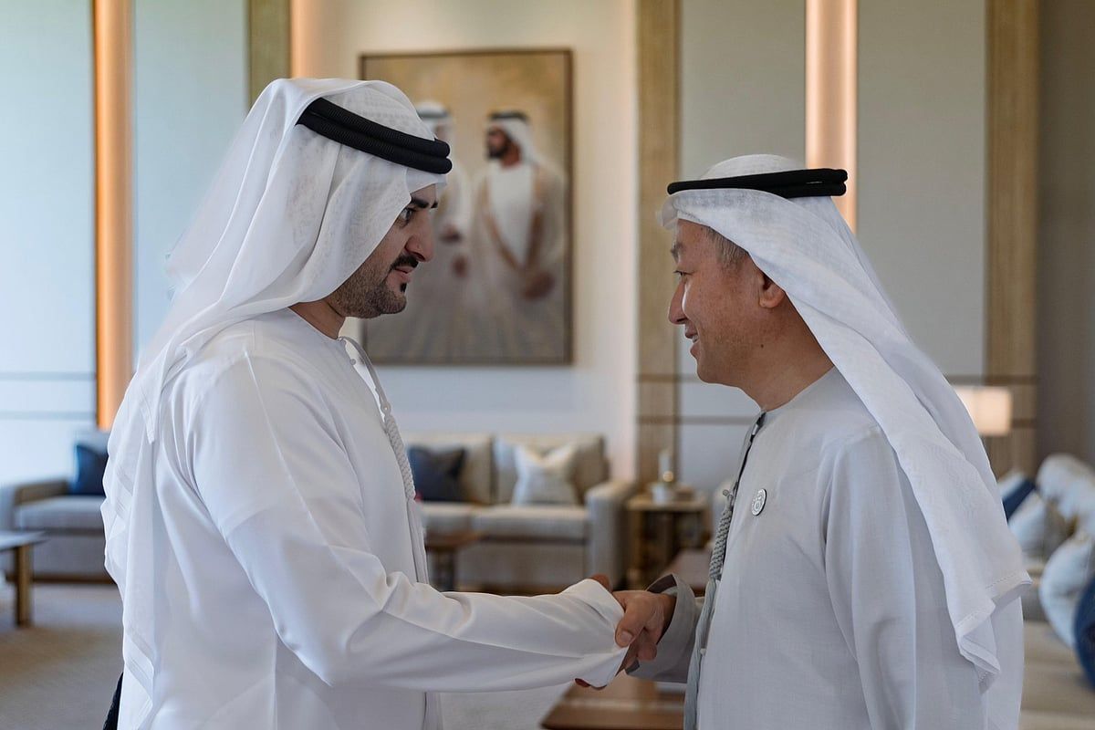 Dubai: Çin Büyükelçisi Şeyh Maktum ile Yaptığı Görüşmelerde Kandura'yı Giydi