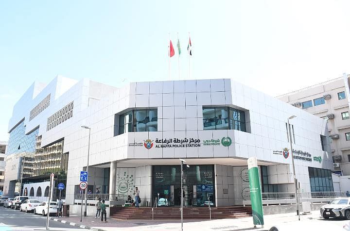 Dubai: Hırsızlığı Fark Etmeden Önce Dükkan Sahibi 123.000 Dh Değerinde Çalınan Ürünü Geri Alıyor