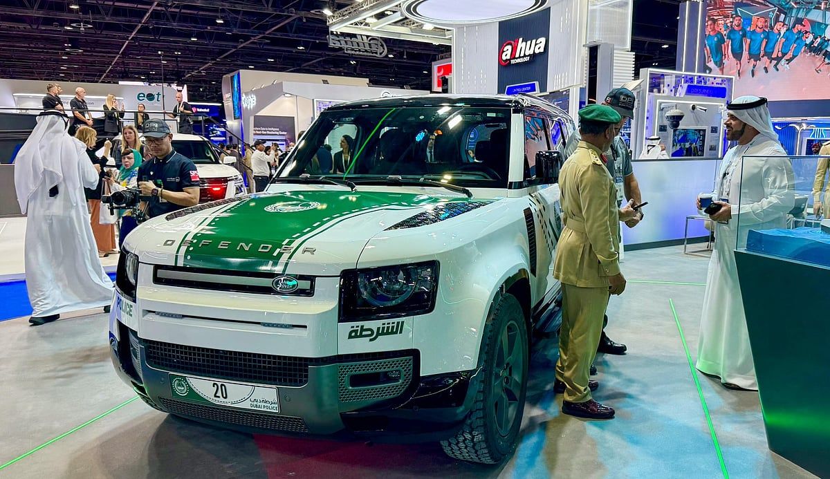 Dubai Polisi, Nisan 2024 Sellerinden Hasarlı Devriye Arabasını Eğitim için Nasıl Kullanıyor