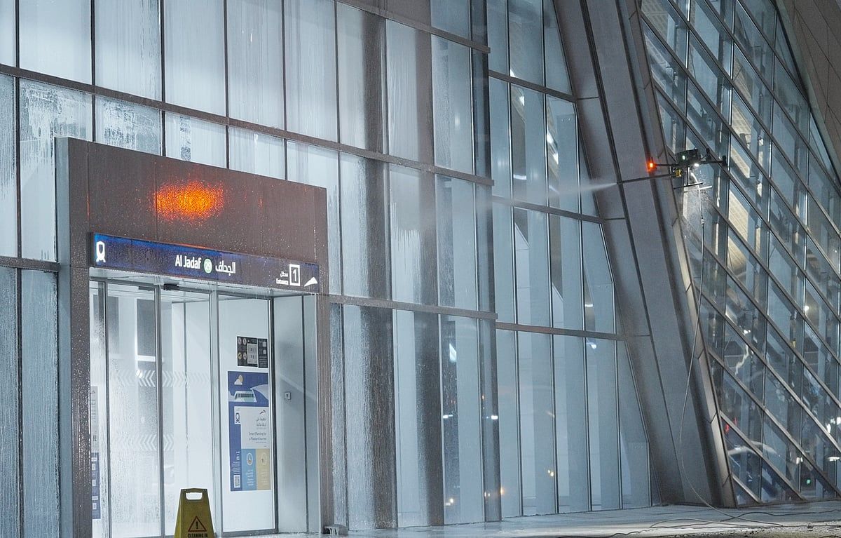 Dubai'deki Rta, Metro ve Tramvay istasyonlarını temizlemek için insansız Hava araçlarını Kullanıyor ve insan gücünü %50 Azaltıyor%