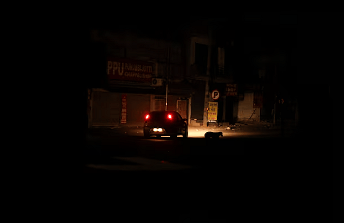'Evdeki Aileler Elektrik Kesintileri, Patlamalarla Karşı Karşıya': BAE'nin Hintli, Pakistanlı Gurbetçileri Barış için Dua Ediyor