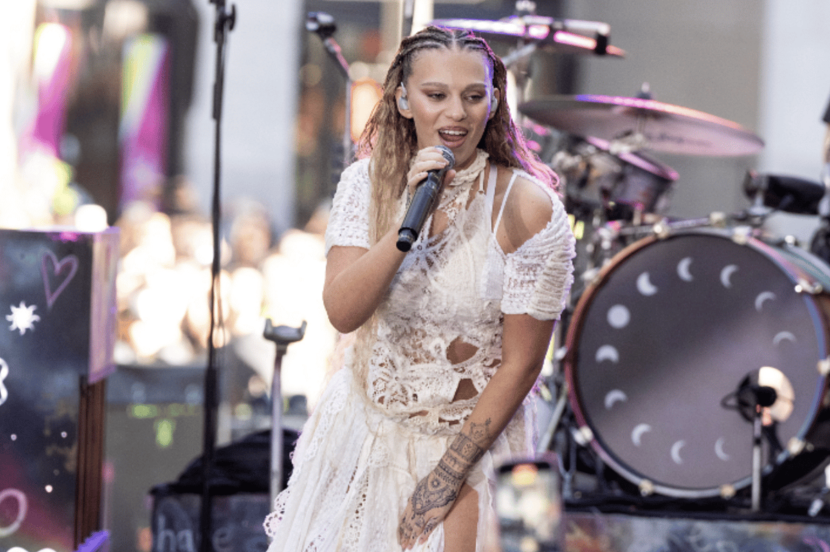 Filistinli Sanatçı Elyanna, Coldplay Turnesinden Aylar Sonra Abu Dabi'ye Dönecek