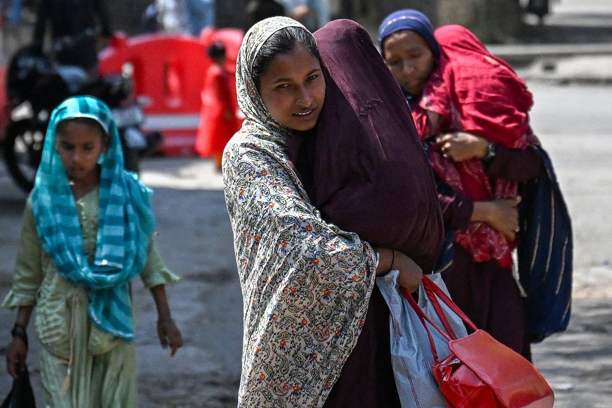 Hindistan'ın En Çok Etkilenen Sınır Kasabası, Ateşkes Sonrası İnsanların Geri Döndüğünü Görüyor