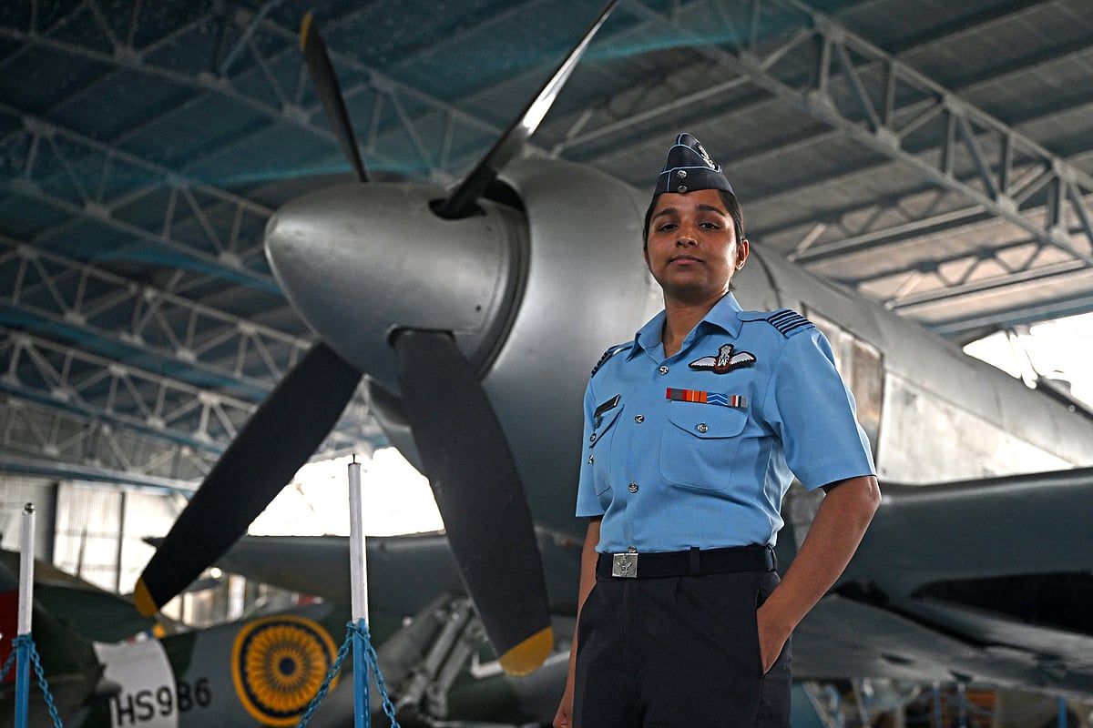 Hindistan'ın Kadın Savaş Pilotu Trailblazer Uzaya Bakıyor