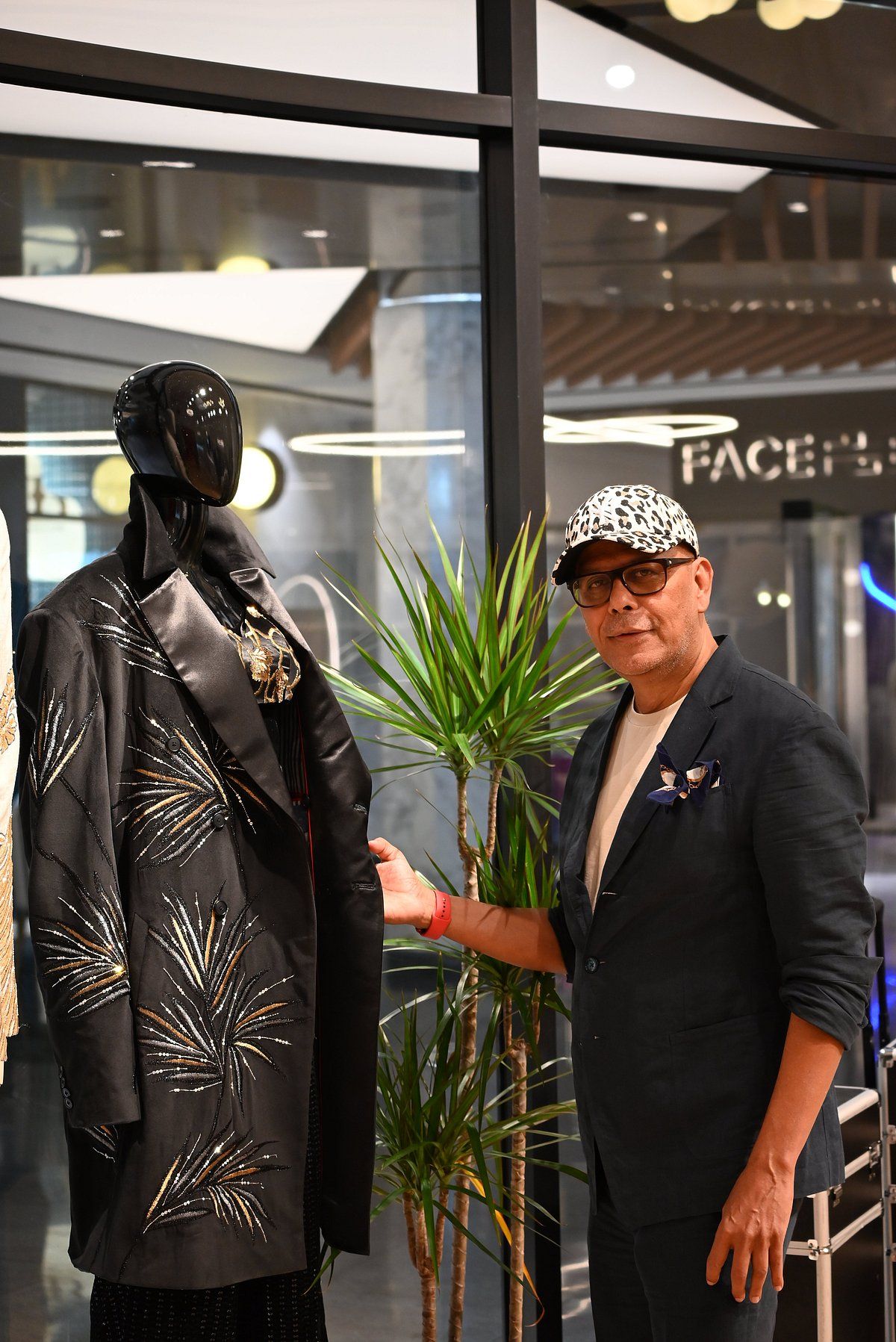 Hintli Tasarımcı Erkek Giyim Koleksiyonunu Dubai'nin Moda Sahnesine Taşıyor