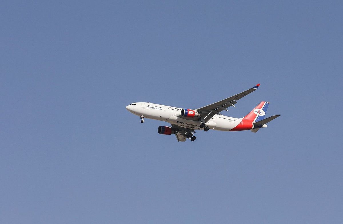 İsrail, Sivilleri Yemen'in Sanaa Havaalanı Bölgesinden Ayrılmaları Konusunda Uyardı