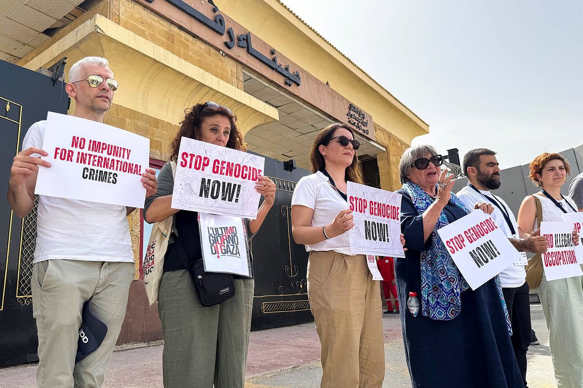 İtalyan Milletvekilleri Mısır'ın Gazze Sınırında Savaşa Karşı Protesto Etti