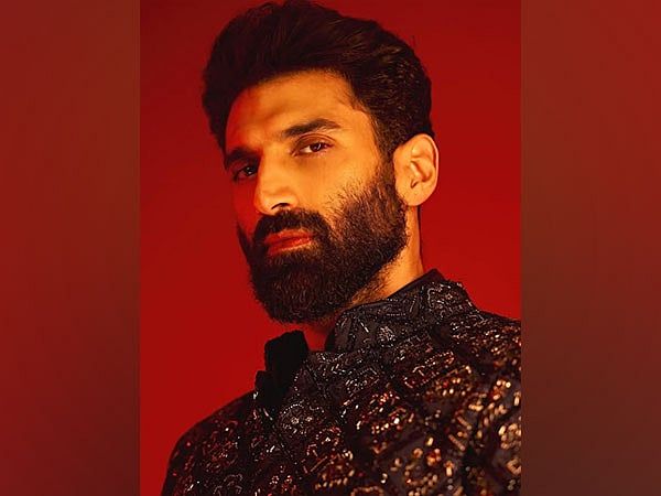 Kadın, Aditya Roy Kapur'un Evine Girmeye Çalışır ve Korku Uyandırır