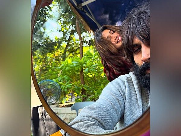 Kartik Aaryan, Sreeleela ile Sevimli Bir Fotoğraf Paylaşıyor