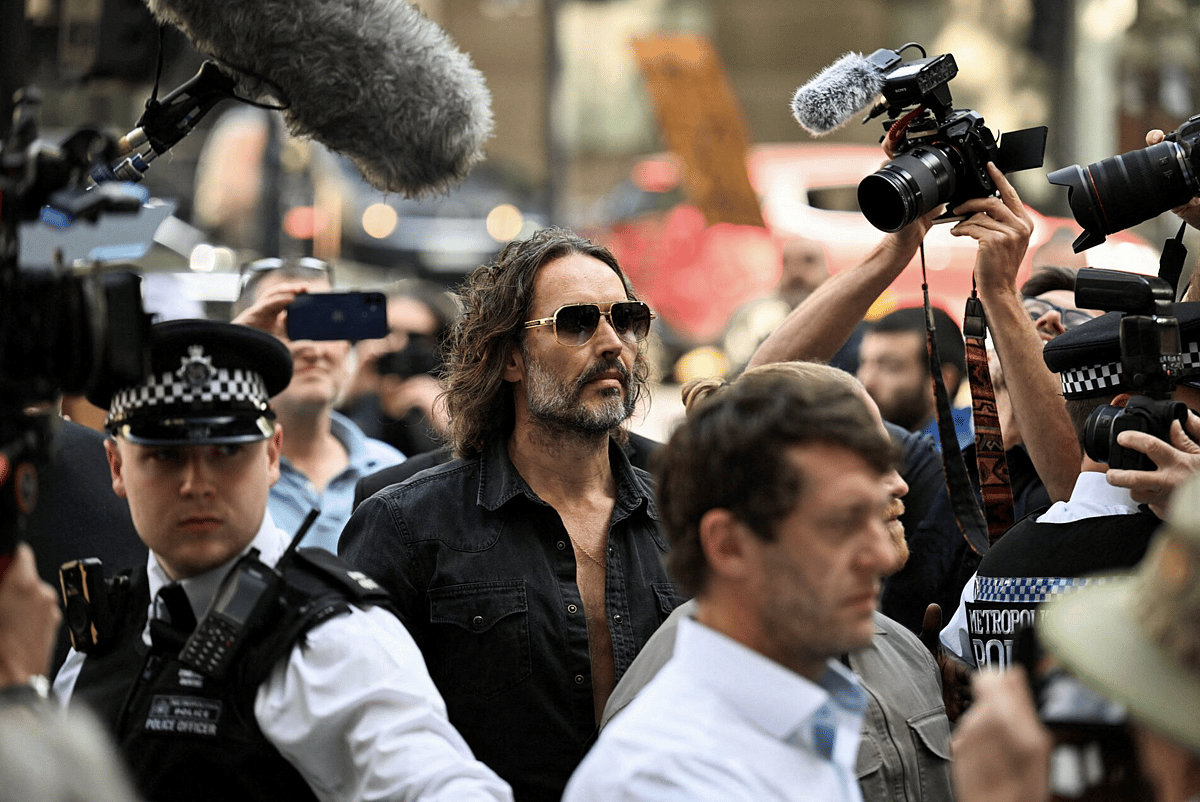 Komedyen Russell Brand, Londra Mahkemesinde Tecavüz ve Cinsel Suç Suçlamalarıyla Karşı Karşıya Kaldı