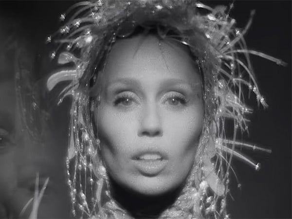 Miley Cyrus, İçten Müzik Videosuyla Yeni Single Yayınladı