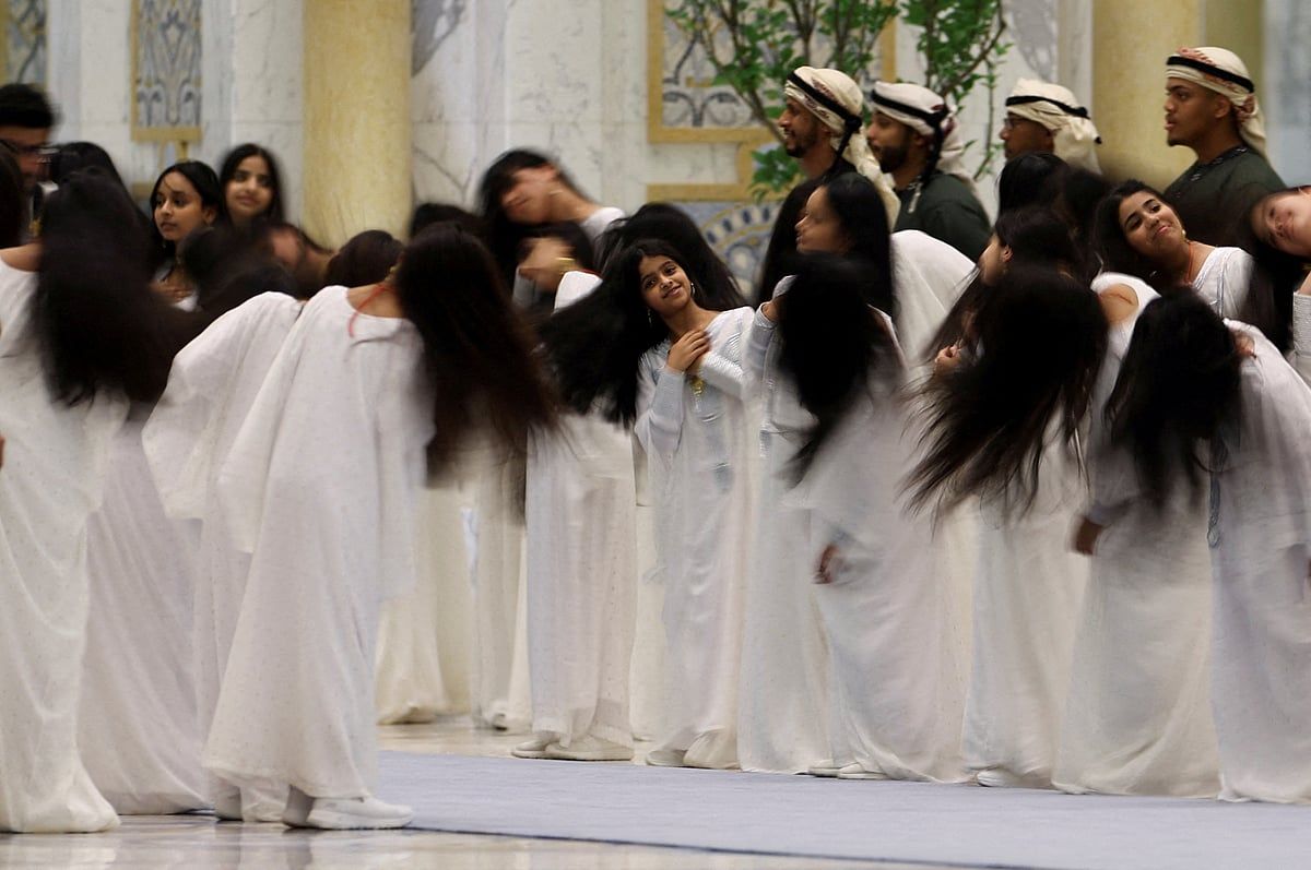 'Mirasın Gururu': Emirlikler Al Ayyala Dansını, BAE Kültürünü 'Yabancılar' için Açıklıyor