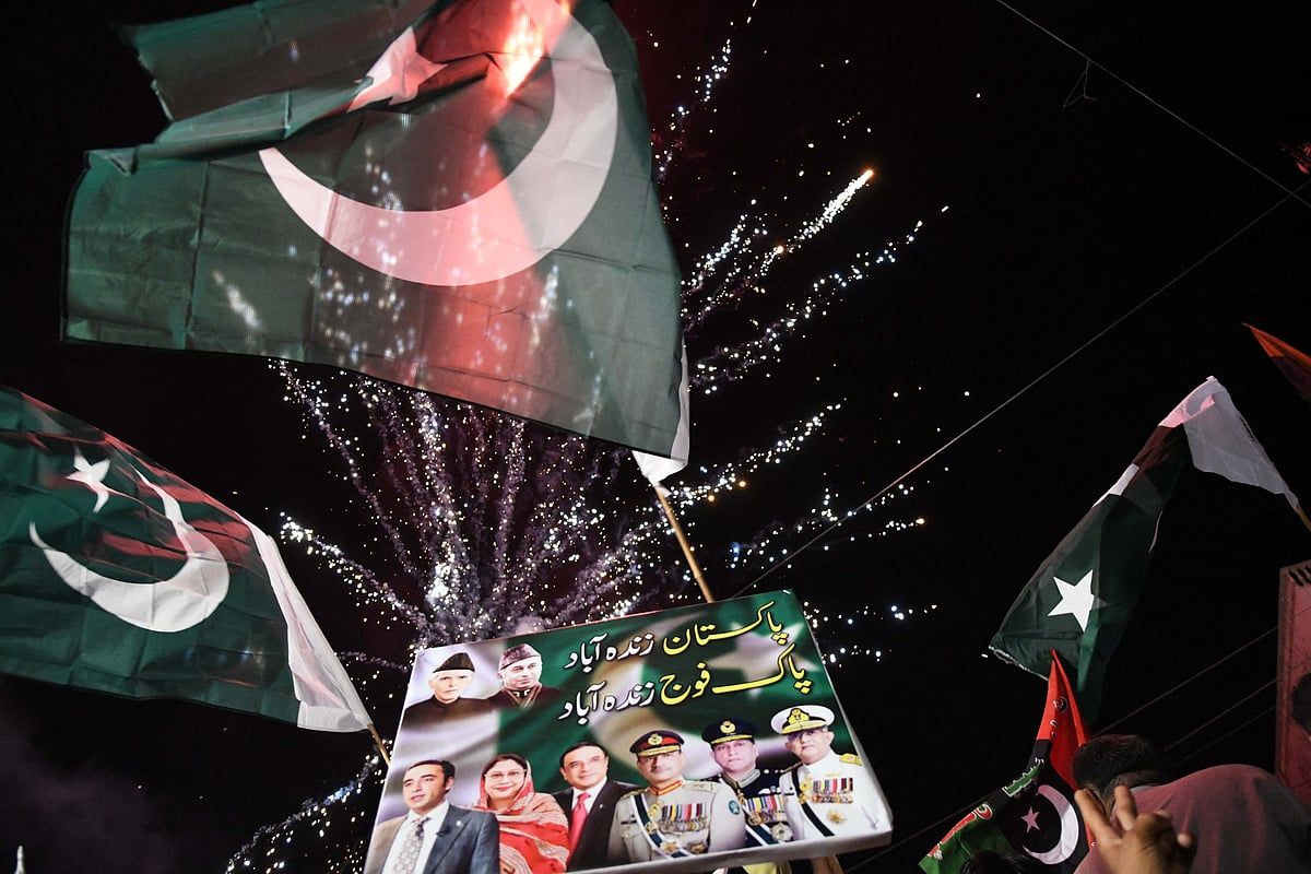 Pakistan'ın Keşmirlileri Evlerine Dönüyor, Ancak Sığınakları Dolu Tutuyor