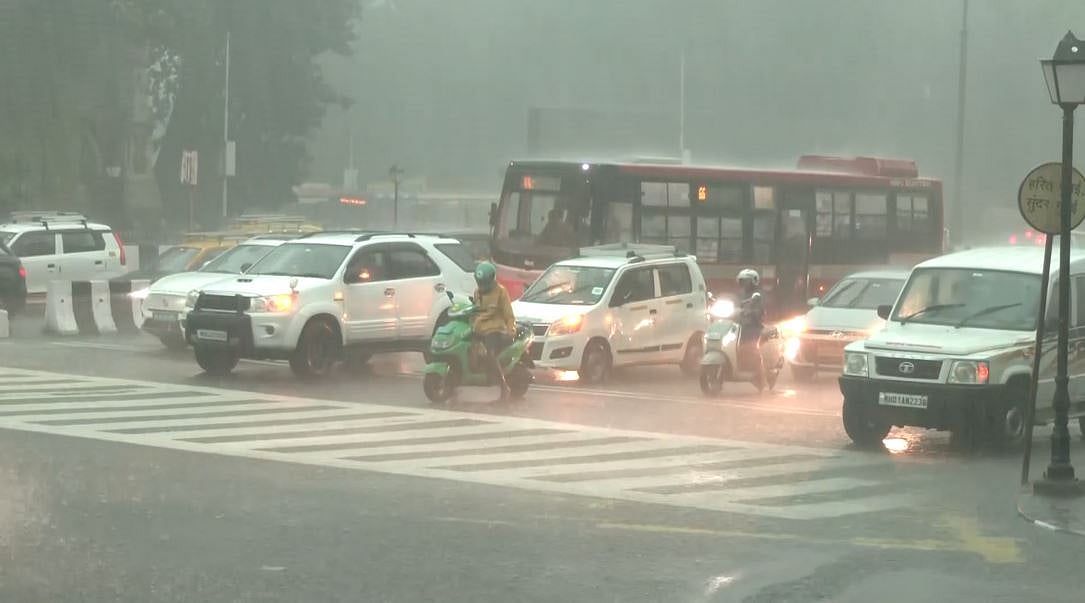 Şiddetli Yağış Bombay'ı Kırbaçladı; Batık Raylar Nedeniyle Tren Seferleri Etkilendi