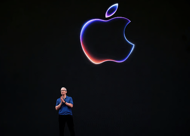 Trump, ABD'de Telefonlar Yapılmazsa Apple'ın %25 Tarife Ödeyeceğini Söyledi