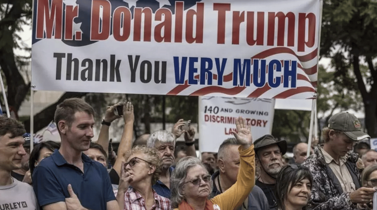 Trump, Beyaz Güney Afrikalıları Zulüm İddiaları Nedeniyle ABD'ye Mülteci Olarak Yerleştirmeyi Savunuyor