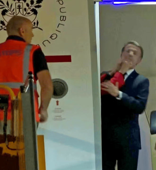 Trump, Makronların Uçak Sırasından Sonra 'İyi' Olduğunu Söyledi Video