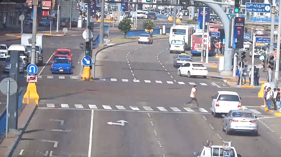 Video: Jaywalkers, Abu Dabi'deki Araba Kazasından Kıl Payı Kurtuldu; Polis Yasadışı Eylem Konusunda Uyardı