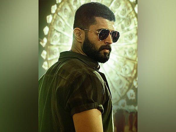 Vijay Deverakonda, Yeni Posterlerle Dolu Film Kadrosuyla Dalga Geçiyor